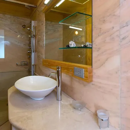 Seafront Ravdoucha Epavlis Athina - Pool, Gym, Sauna, Private Parking, Wifi Villa